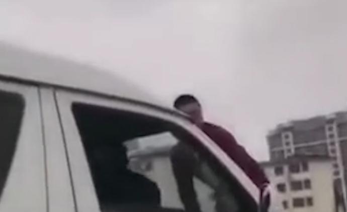 新郎被婚鬧趴車頭，副駕駛拿小木棍挑逗