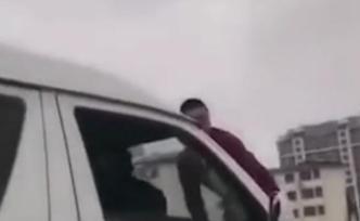 新郎被婚鬧趴車頭，副駕駛拿小木棍挑逗