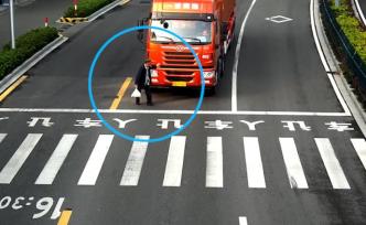 被工程車撞倒碾壓，86歲老人奇跡生還