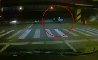 無錫跨橋垮塌多個瞬間：一男子躲過一劫