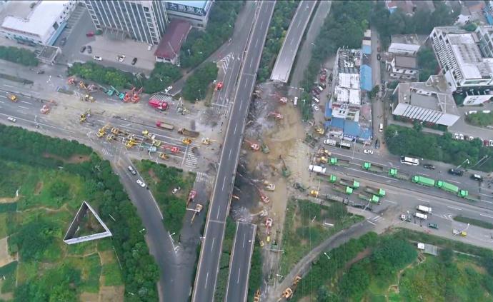 航拍无锡垮桥现场，数十辆挖掘机待命