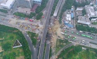 航拍无锡垮桥现场，数十辆挖掘机待命