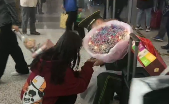 武警因國慶安保延遲退伍，下車便求婚女友