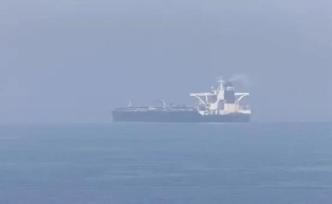 伊朗油輪在紅海海域發(fā)生爆炸，造成大量原油泄漏