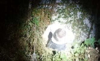 酒駕男子棄車逃，趴草叢里玩手機(jī)時暴露