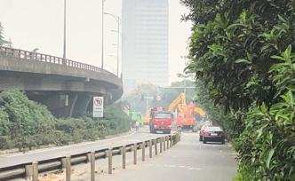 無錫上跨橋側(cè)翻事故調(diào)查：致命貨車超載四倍的“生意”