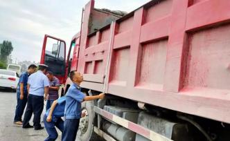 無錫國道上跨橋側(cè)翻事故之后，全國多地加強(qiáng)查處車輛超限超載