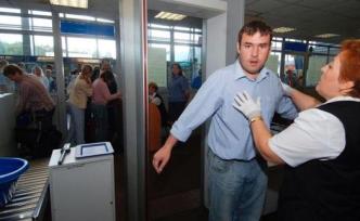 俄羅斯一男子飛機(jī)上掏槍嚇壞空姐，致航班緊急降落