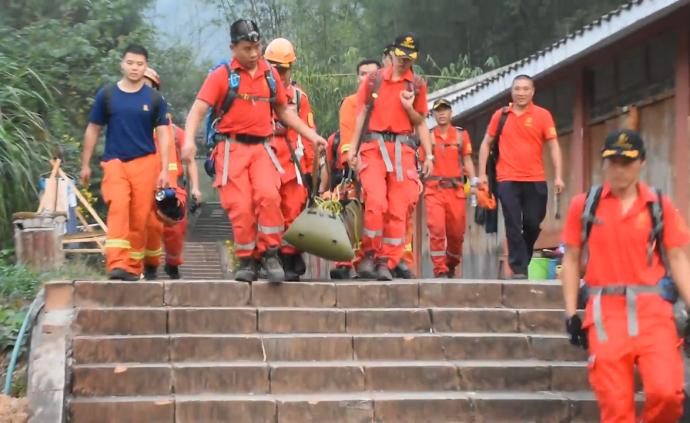 11名驴友擅闯未开放区探险，被困12小时