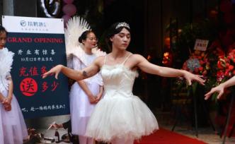 “我太難了！”25歲帥小伙為救場穿上了女裝，跳起了天鵝舞