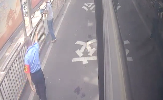 公交司機(jī)幫奪回被盜手機(jī)，老人塞錢感謝