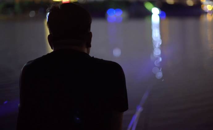 在黑夜里通宵釣魚，是中年男人僅剩的樂趣