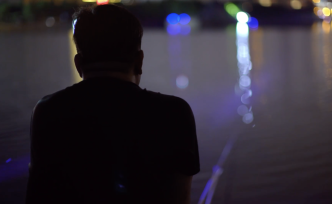 在黑夜里通宵釣魚，是中年男人僅剩的樂趣