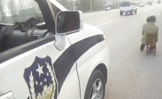 老人搬椅子快車道上歇腳：迷路了想回家