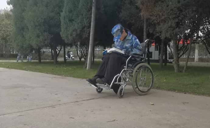 女生摔傷腿錯過軍訓，每天坐輪椅“陪看”