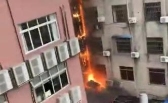 四川射洪一大樓突發(fā)火災(zāi)：火苗從底樓竄到樓頂，暫無人員傷亡