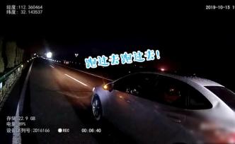 女司機(jī)超車道拋錨被追尾，民警嘶吼疏散