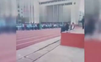 中学公开砸毁学生手机，校长：警示作用，掺教师废旧手机充数