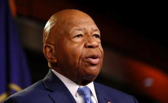 民主黨眾議員卡明斯因病去世，生前致力于推動(dòng)調(diào)查彈劾特朗普