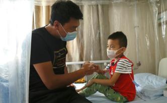 4歲重病男童抱著奧特曼睡覺：我爸救過5個人，他一定能救我