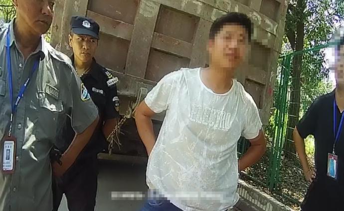 男子違規(guī)倒渣土,城管攔截反遭其報(bào)警舉報(bào)