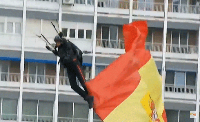 尷尬！西班牙國慶日傘兵跳傘失誤掛路燈