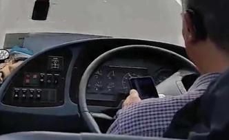 恩施客車(chē)司機(jī)駕車(chē)時(shí)用手機(jī)報(bào)告實(shí)時(shí)位置，遭記分罰款后被解聘