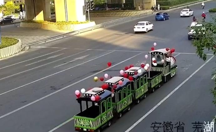 開觀光小火車接親，交警要求拆解拖走
