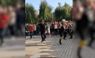 跳起鬼步舞，七旬老太與年輕人“斗舞”