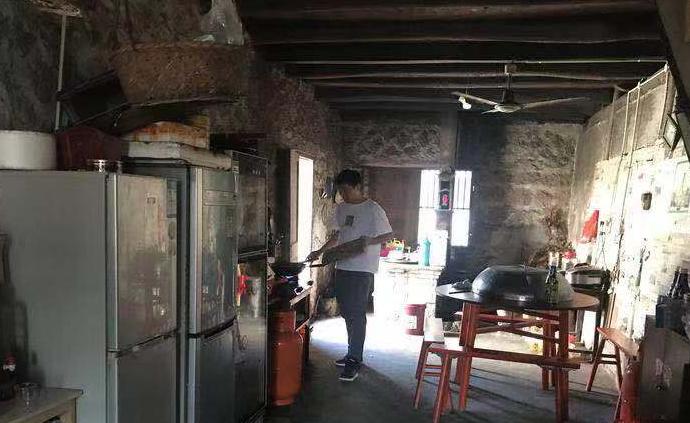 嫌疑人在給兒子炒菜，輔警“客串”廚師