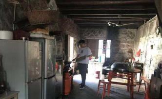 嫌疑人在給兒子炒菜，輔警“客串”廚師