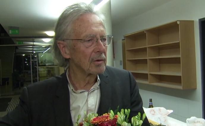 文學(xué)諾獎(jiǎng)得主懟記者：沒(méi)人關(guān)心我寫(xiě)什么