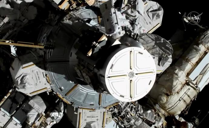 人类首次全女性太空行走：修充电器故障