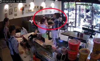 女子插隊結賬被打？警方：結賬擦碰引糾紛，打人者被拘15日