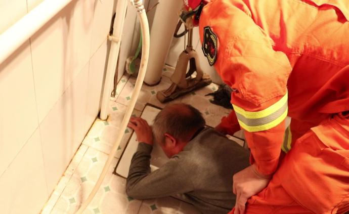 老人撿遙控器手卡便池，消防鑿池救人