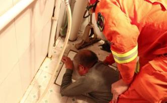 老人撿遙控器手卡便池，消防鑿池救人