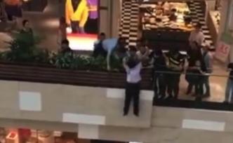 女子3樓懸空，輔警10秒單手空中拽回