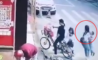 4歲男童街頭被抱走，警方：父母爭(zhēng)撫養(yǎng)權(quán)