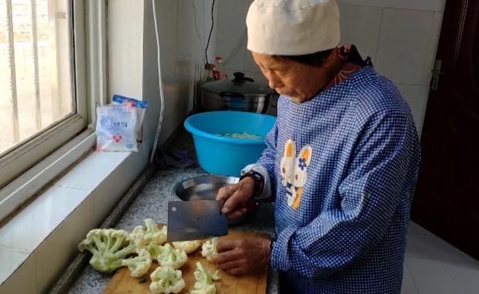 老人義務(wù)為偏遠小學(xué)做飯：沒學(xué)生就退休