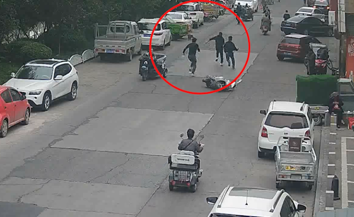 網(wǎng)逃健身教練遇抓捕狂奔，不到百米被擒