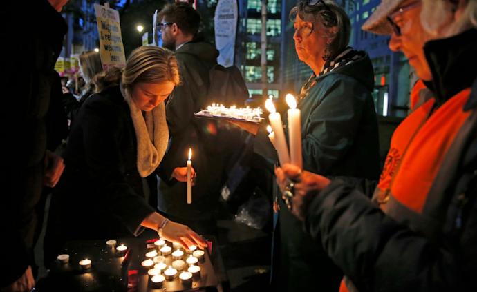 英國民眾手持蠟燭，悼念39名遇難者