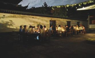 一場(chǎng)凌晨4點(diǎn)的雅聚：每個(gè)人都舍不得講話