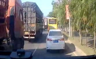 全车乘客主动下车，让公交司机救路边伤者