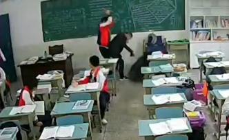 15歲學(xué)生不服管用磚頭猛擊老師，被刑拘