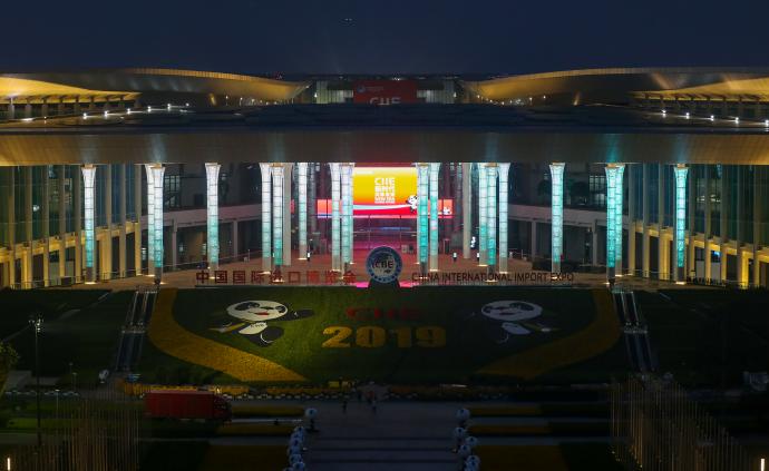 進博會節(jié)氣柱燈光璀璨，今起全天開啟