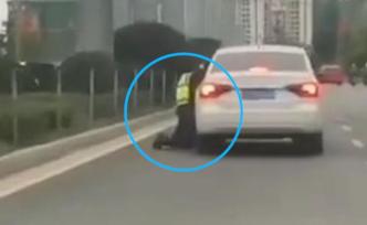 司機(jī)未禮讓老人，拖行交警500米被截停