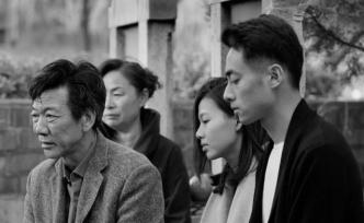 得了最佳導(dǎo)演獎，就能逃脫三姑六婆相親的魔爪嗎？