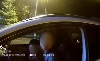 女司機(jī)抱娃開車，交警：這樣當(dāng)媽稱職嗎