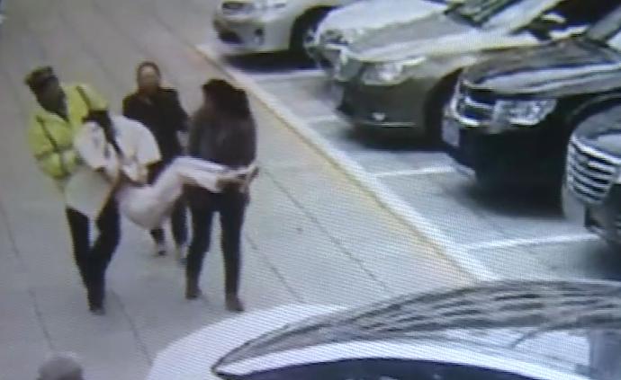 女兒急病媽媽抱不動(dòng)，輔警一路托抱送醫(yī)