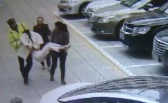 女兒急病媽媽抱不動(dòng)，輔警一路托抱送醫(yī)